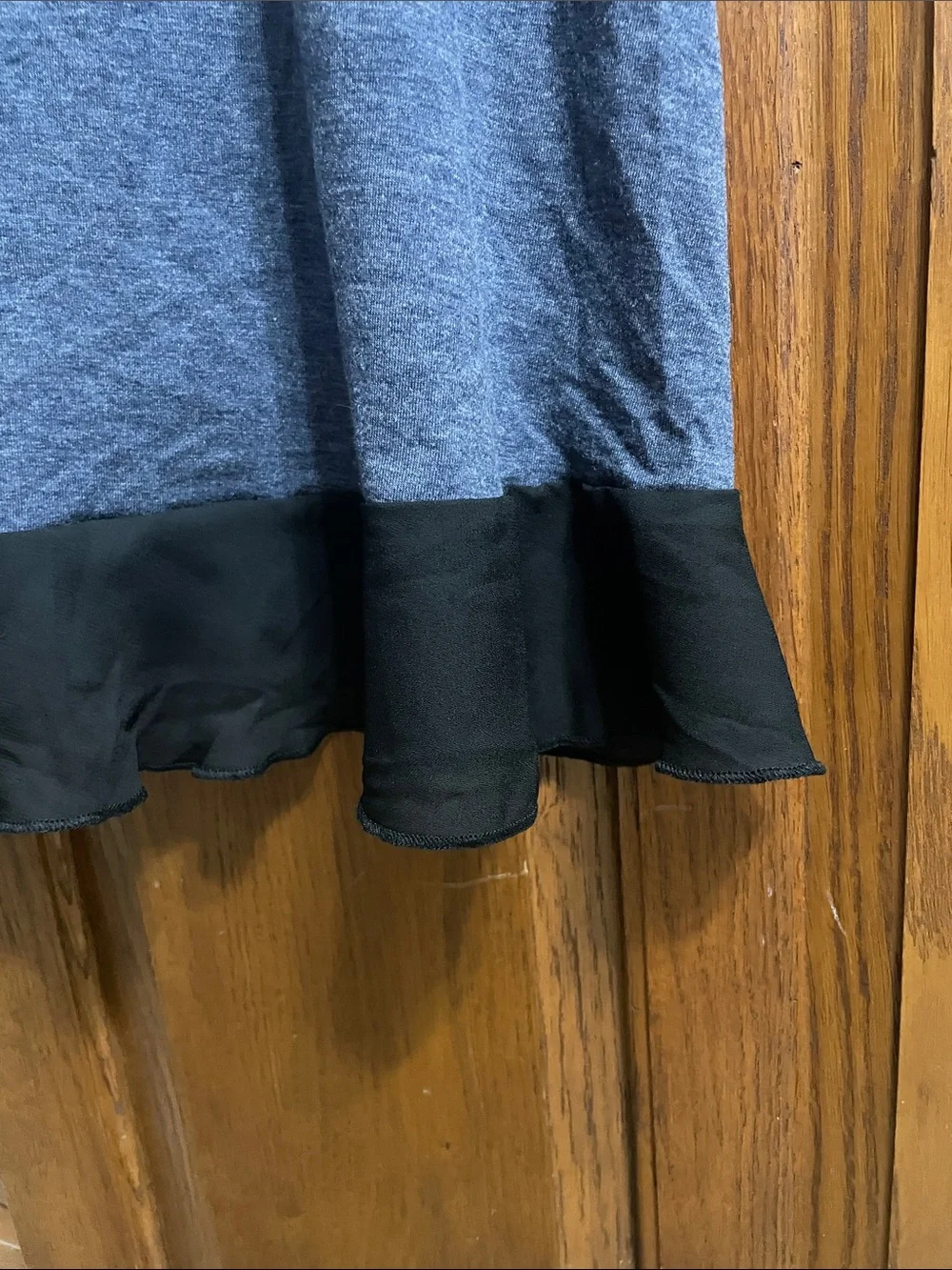 BloomChic Heather Gray/Blue Short Sleeve Black Ruffle-Hem Top, NWT Sz. 12 nice